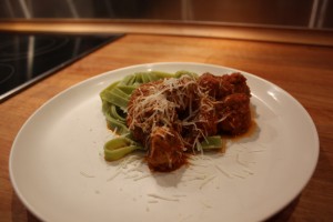 Italienske kødboller med tomatsovs samt frisk pasta