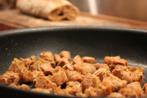 Brødcroutoner til cremet jordskokke suppe