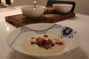 Cremet jordskokke suppe med hjemmelavede brødcroutoner