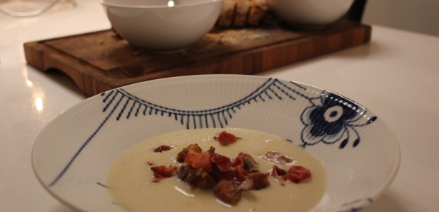 Cremet Jordskokke suppe med bacon knas og brødcroutoner