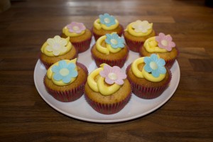 Citron muffins med blomster pynt