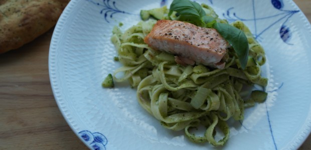 Pasta med hjemmelavet pesto og laks