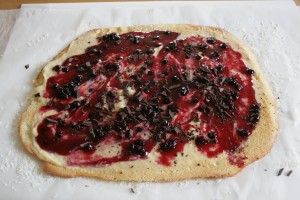roulade med creme, blåbær og chokolade