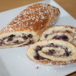 Roulade med creme, blåbær og chokolade.