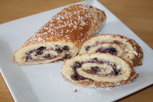 Roulade med creme, blåbær og chokolade.