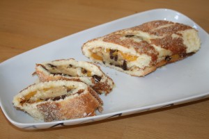 Roulade med creme, fersken og chokolade
