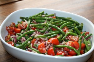 Bønnesalat med tomat og rødløg