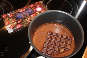 Chokoladen smeltes til banankage muffins
