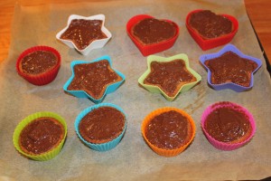 De færdige banankage muffins med chokolade