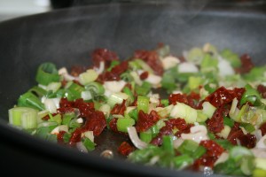Frisk pasta - Forårsløg, hvidlød og soltørret tomat på panden.
