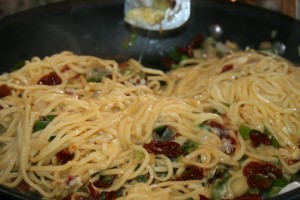 Frisk pasta med æg og soltørret tomat
