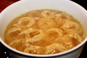 Tunbøffer på grill - Pastaen bliver kogt i bouillon