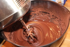 De første ingredienser til kiksekagen bliver rørt sammen