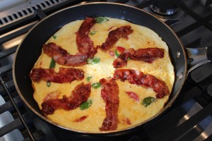 Æggekage med tomat, basilikum og bacon