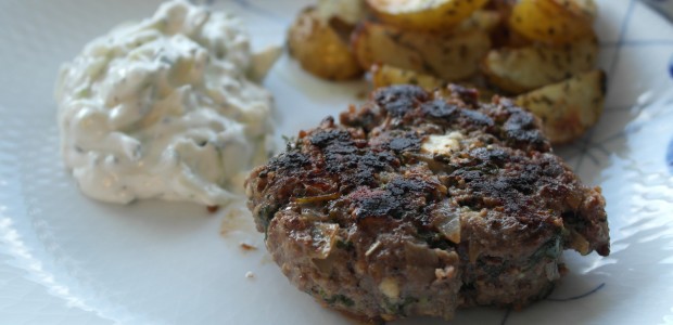 Græske bøffer med tzatziki og kartofler