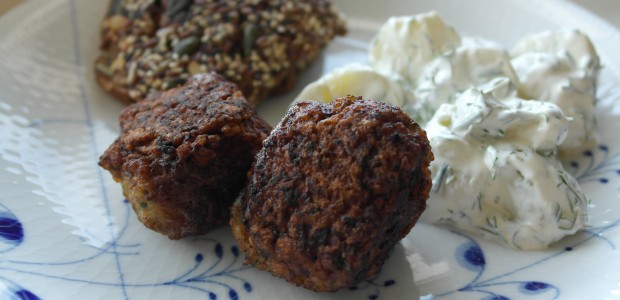 Kyllingefrikadeller med gulerødder og persille