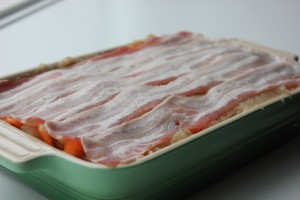 Kyllingefarsbrødet er blevet foret med bacon, og er klar til at komme i ovnen