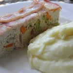 Kyllingefarsbrødet med kartoffelmos er klar til at blive serveret