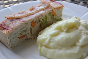Kyllingefarsbrødet med kartoffelmos er klar til at blive serveret