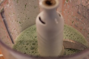 kyllingefrikadeller - Dilden kommes i blenderen sammen med kærnemælken