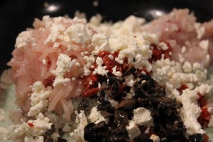 Feta, soltørrede tomater, oliven og dild er tilsat