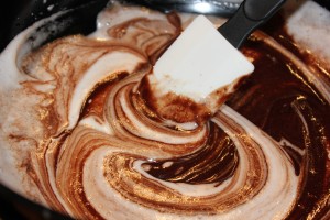 Chokolademassen og marengsmassen vendes sammen