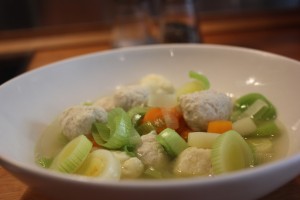 Hønsekødssuppen er klar til at blive serveret, god fornøjelse :)