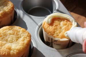 Citron cremen sprøjtes på cupcakesne
