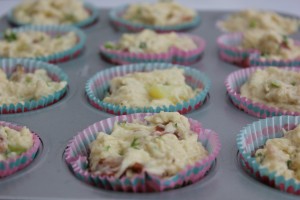 Muffinsne klar til at komme i ovnen- muffins med grøntsager og kartofler