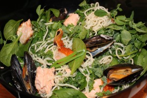 Laksesalat med blåmuslinger og nudler