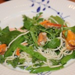 Laksesalat med blåmuslinger og nudler