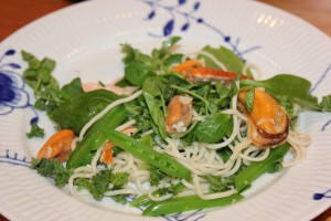 Laksesalat med blåmuslinger og nudler