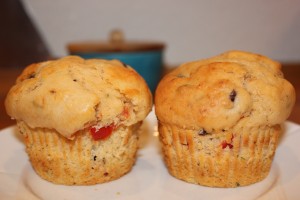 Muffins med parmesan, tomat og oliven, klar til at blive spist