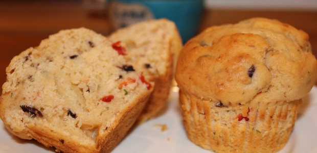 Madmuffins med parmesan, tomat og oliven