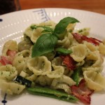 Pasta med hjemmelavede pesto og ærter