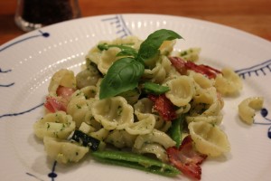 Pasta med hjemmelavede pesto og ærter