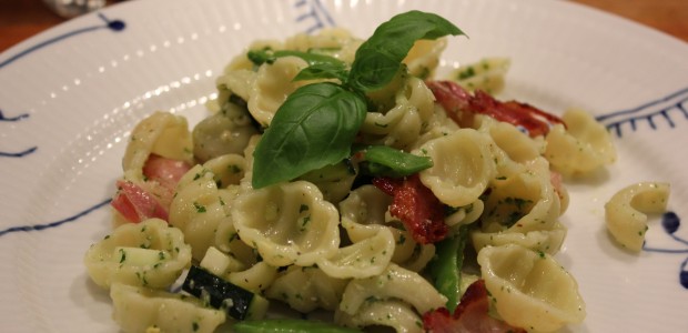 Pasta med hjemmelavede pesto og ærter