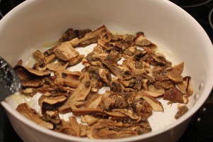 Porcini svampene brunes af - risotto med svampe