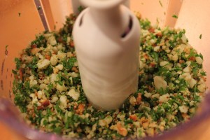 Pinjekerner, persille og parmesan blendes til en tør pesto