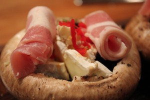 Portobello svampe med hakket brie og chili og et par stykker bacon