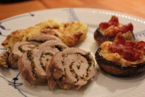 Svinemørbrad serveret med bagt kartoffelmos og bagte champignon med brie, chili og bacon