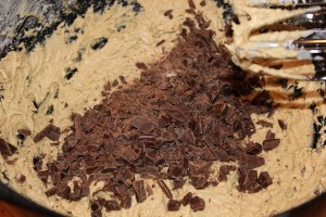 Chokolade stykkerne kommes i dejen