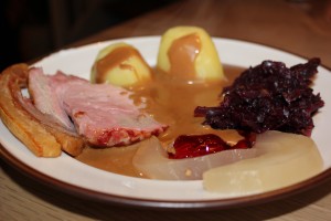 En porftion flæskesteg med kartofler og en dejlig sovs.