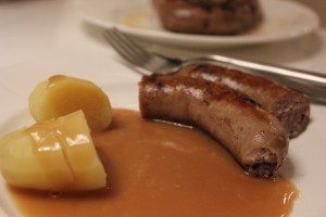 Medister med dejlig sovs og kartofler