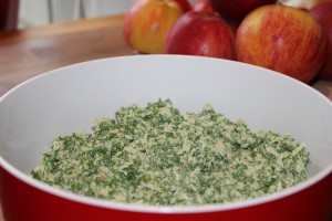 Den færdige grønkåls salat med æbler