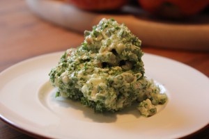Den færdige grønkåls salat med æbler