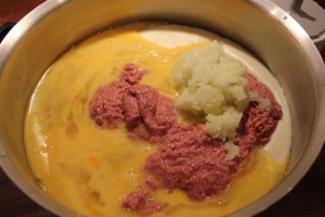 Ingredienserne blandes sammen til leverpostejen