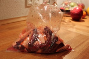 Rodfrugter i posen med marinaden - Ryst ryst ryst ..