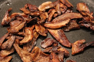 Svampene ristes til risotto med spinat og svampe