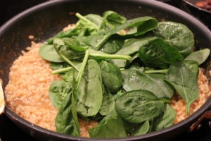 Spinaten kommes i risotto med spinat og svampe